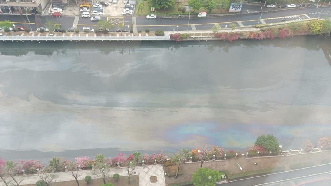 有網友分享愛河水面出現異狀的照片。(圖／翻攝自PTT)