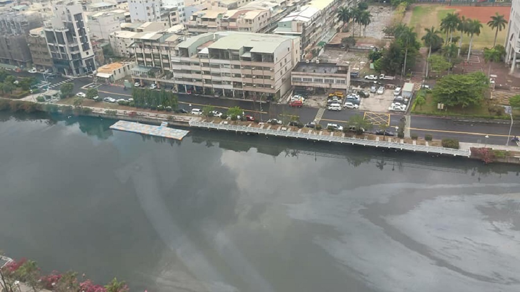 有網友就諷刺地說:挖到石油了,高雄發大財了?(圖/翻攝自PTT)