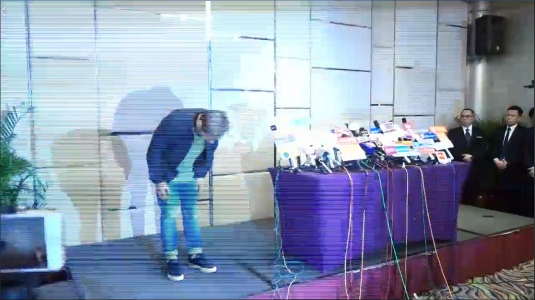 許志安一現身,隨即就向在場所有人鞠躬道歉。(圖/翻攝自臉書)