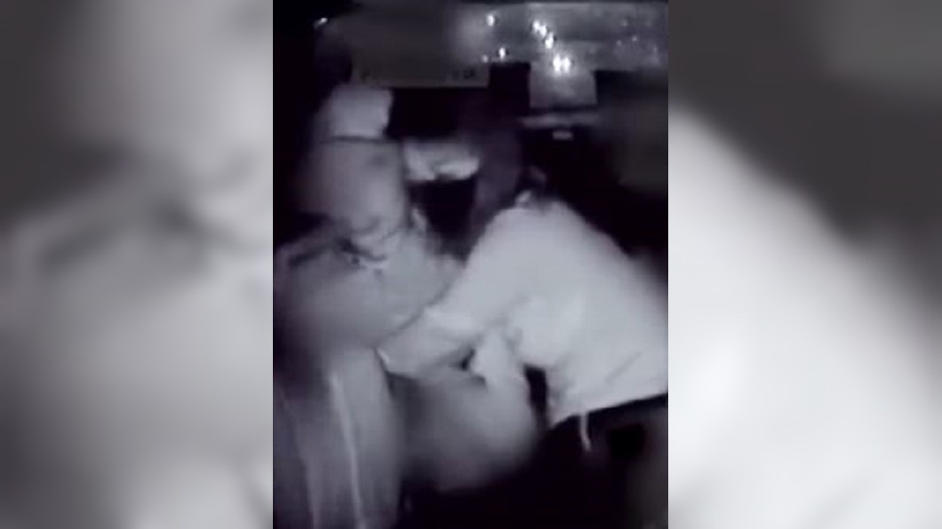 許志安被港媒募集拍到,與小他21歲的女星黃心穎在車內激吻喇舌至少20次。(圖/翻攝自微博視頻)
