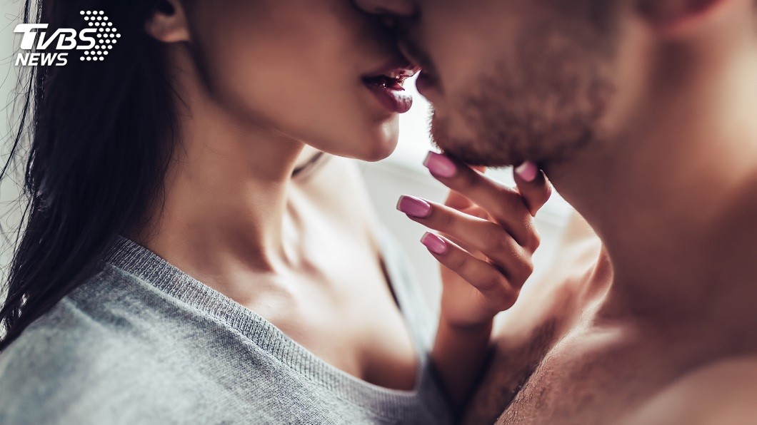男女朋友或夫妻接吻，這是很常見的事情。(示意圖／TVBS)