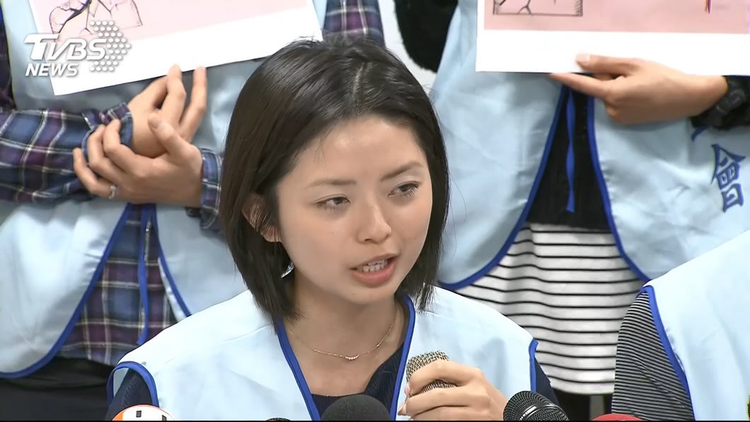 事後空服員出面召開記者會陳述當天事件始末。(圖/TVBS)