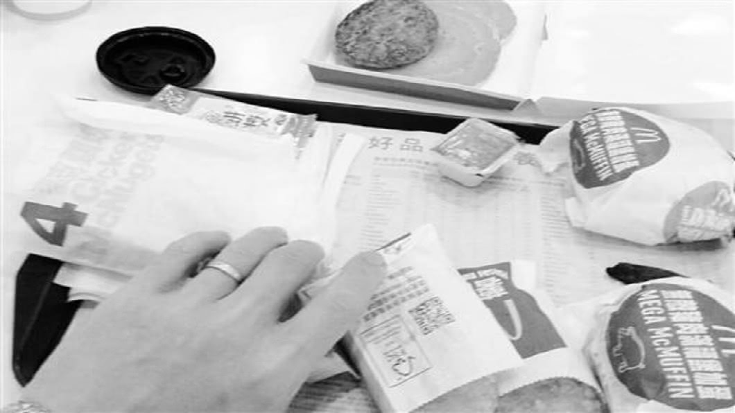 一名從事殯葬業的男子,分享了一段他幫一名已故的4歲小妹妹買兒童餐的故事。(圖/翻攝自靈異公社)