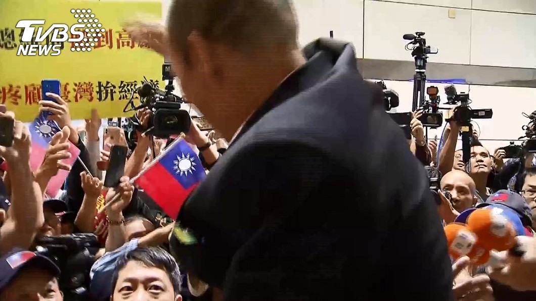 圖／TVBS 韓國瑜抵台被抱大腿舉起　韓粉擠爆機場大喊「選總統」