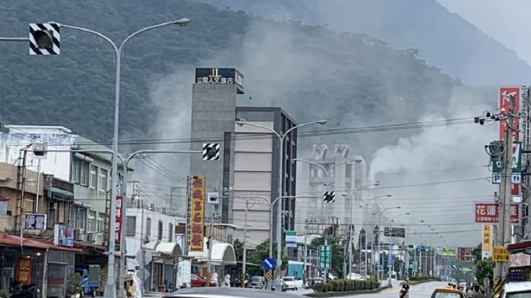 最大震度7級的銅門出現山崩,目前無傷亡消息傳出。圖/翻攝臉書