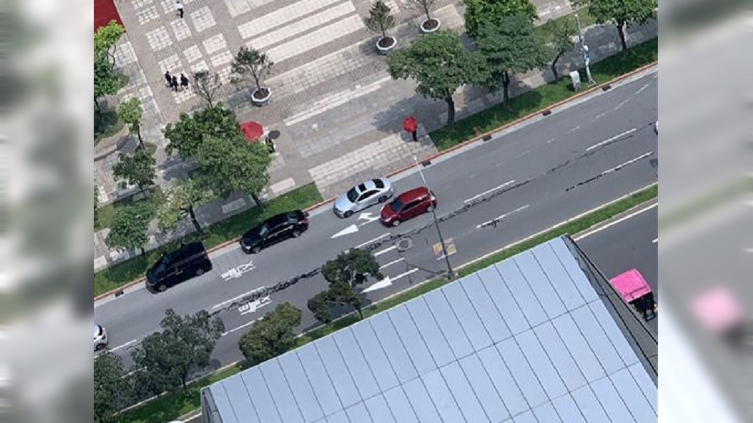 松仁路傳出地裂,經查證證實是柏油灑落,無安全顧慮。圖/翻攝臉書