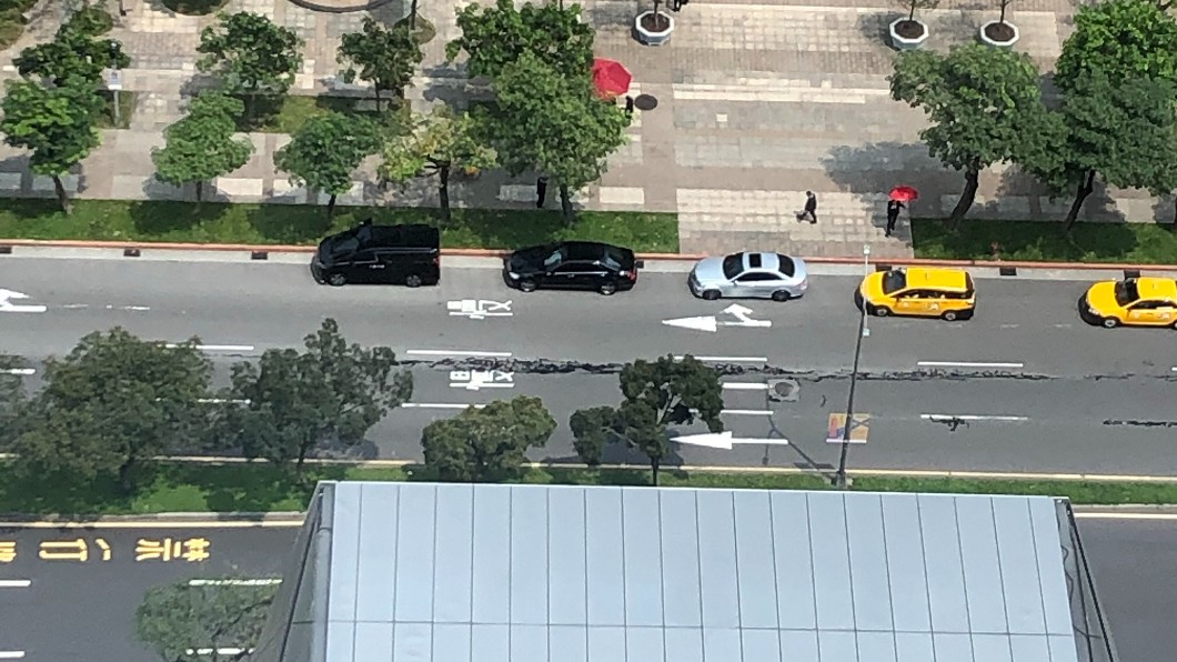 網路流傳台北信義區松仁路龜裂,經警方勘查,證實是油漆潑灑。圖/翻攝自 爆廢公社二館