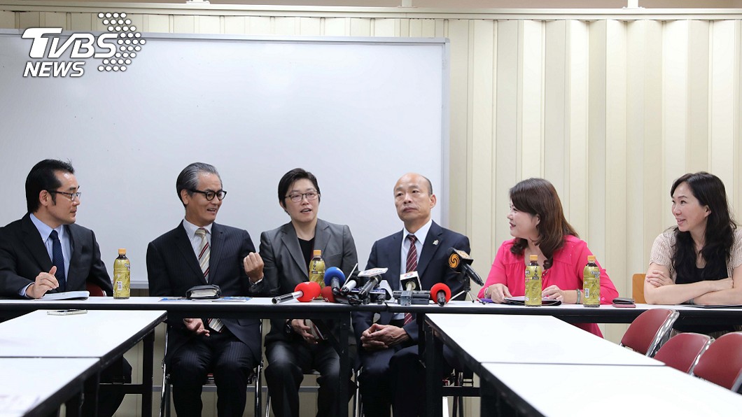 韓國瑜參觀早稻田澀谷高中新加坡分校。(圖/中央社)