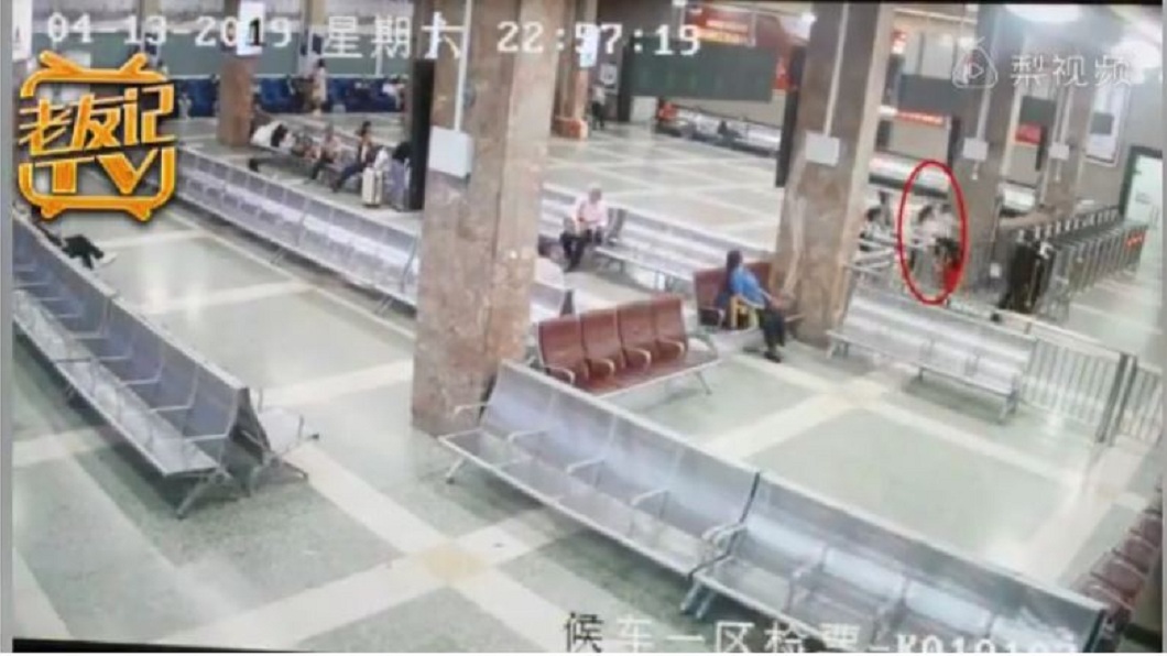 婦人要通過驗票閘口遭拒,她竟將孩子抱過去後,自己再翻越過去。(圖/翻攝自梨視頻)