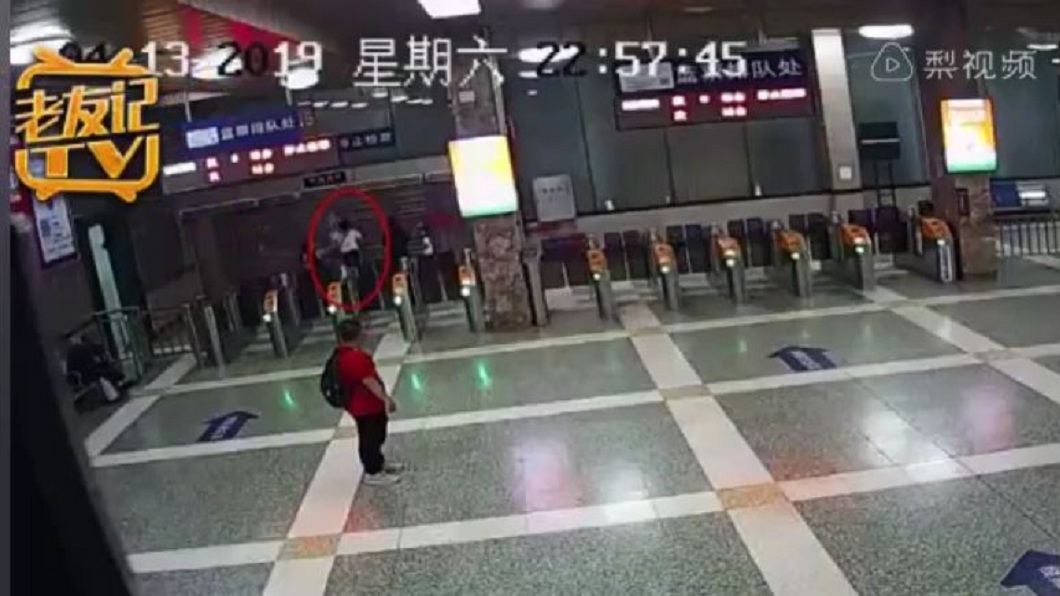 眼見要進入月台的鐵門關閉,婦人氣得狂踹。(圖/翻攝自梨視頻)