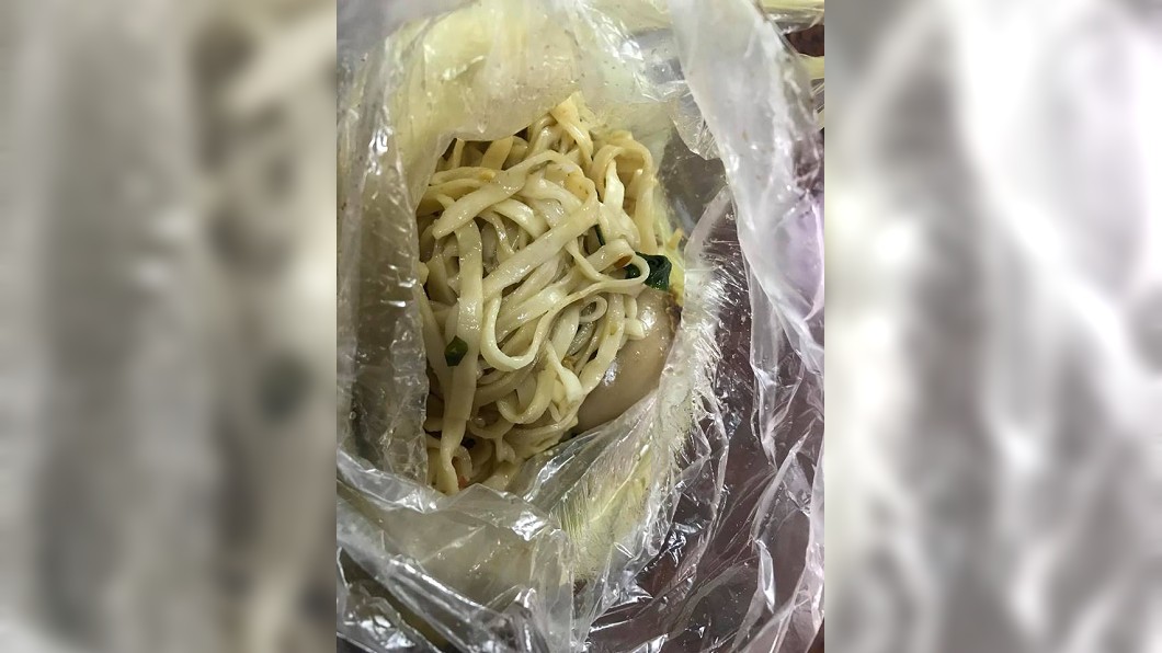 一名女網友日前到愛吃的麵攤買麵,準備要裝店家準備的免費特製辣醬時,卻遇到前方有一名超貪心的大嬸。(圖/翻攝自爆怨公社)
