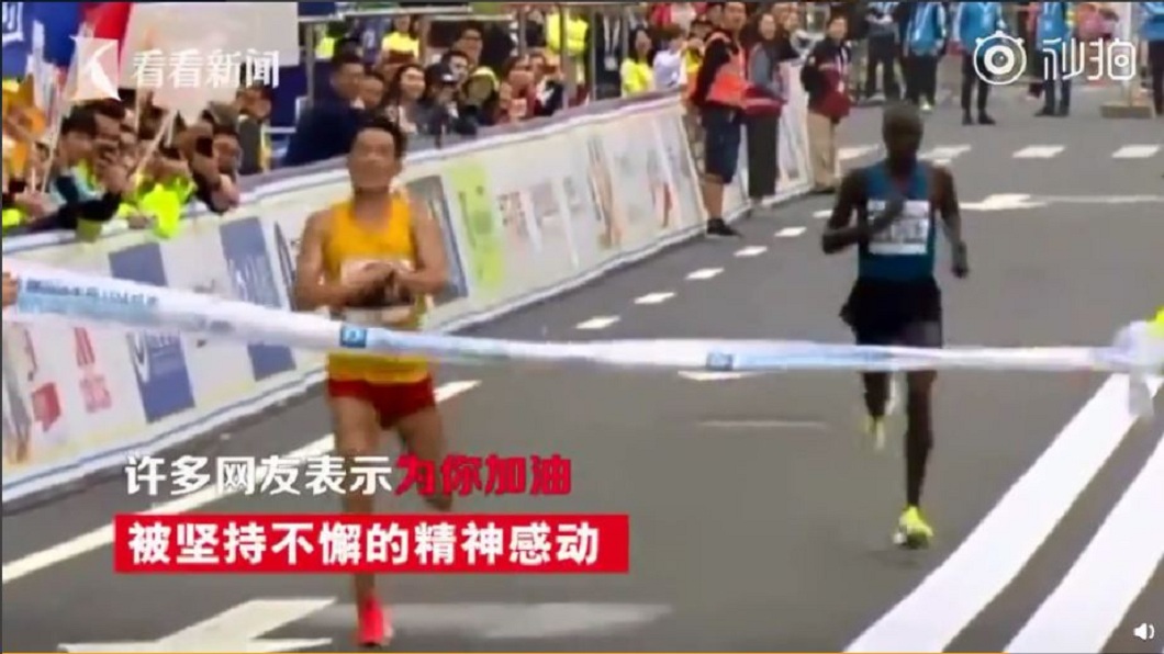 馬拉松選手吳向東參加一場半馬比賽，途中突然拉肚子，最後還奪下冠軍。(圖／翻攝自看看新聞)