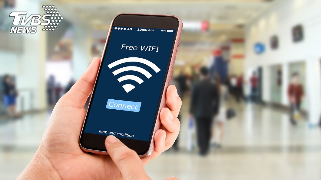 許多民眾出國時，會利用手機App「WiFi Finder」來尋找周邊的網路熱點。／TVBS