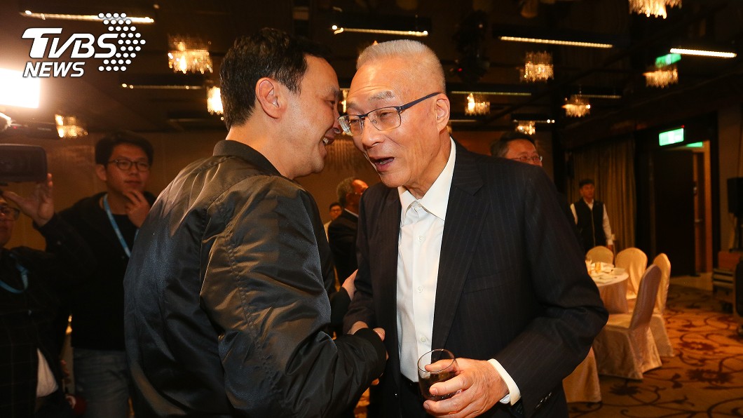 國民黨主席吳敦義（右）、前新北市長朱立倫（前左）9日晚間出席前國民黨立委丁守中所舉辦的餐會，2人握手致意。(圖／中央社)