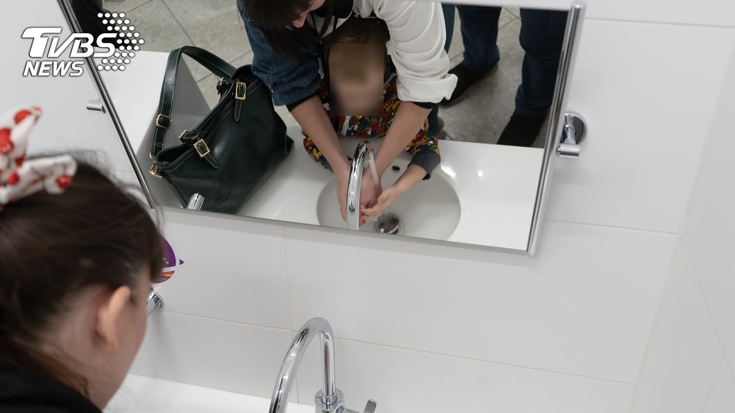 示意圖／TVBS。非當事人 帶「5歲遲緩兒」上女廁遭羞辱　媽跪求：放過我們吧…