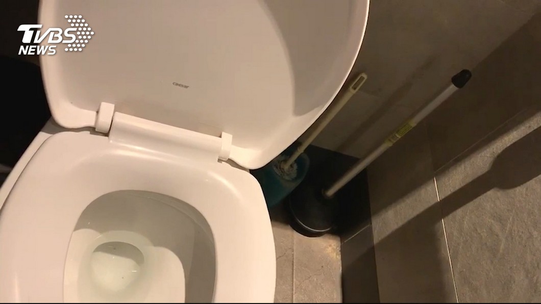 示意圖／TVBS 影城女廁被撞門　抬頭一看…男子持手機狂錄影