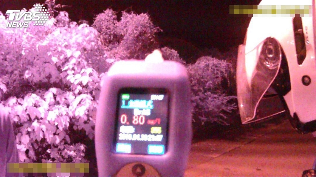 經過酒測酒測值高達0.80毫克,男子辯稱沒看到紅燈,哀求警方放過他。(圖/TVBS)