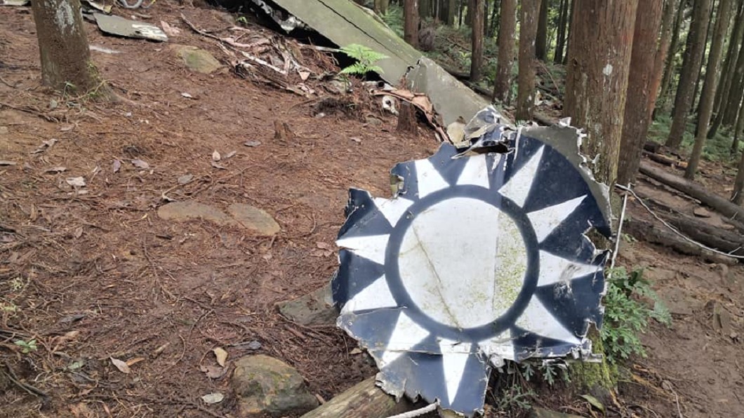 包正豪日前前往苗栗南庄向天湖登山，憑弔這架陸軍觀測機殘骸。圖／翻攝自包正豪臉書