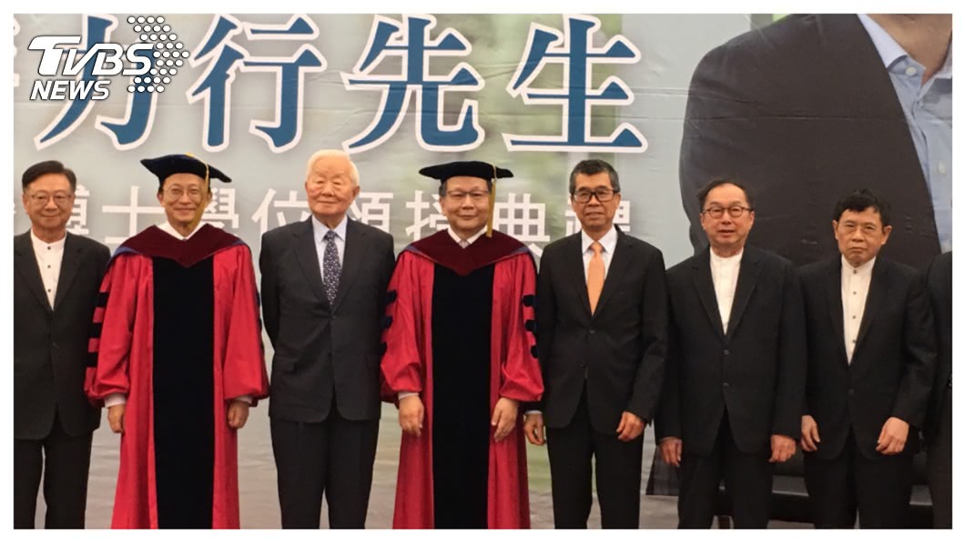 歷屆交大榮譽博士合影,左起:聯電榮譽副董宣明智、交大校長張懋中、前台積電董事長張忠謀、聯發科執行長蔡力行、聯發科董事長蔡明介、廣達董事長林百里、矽品創辦人林文伯。 圖/TVBS