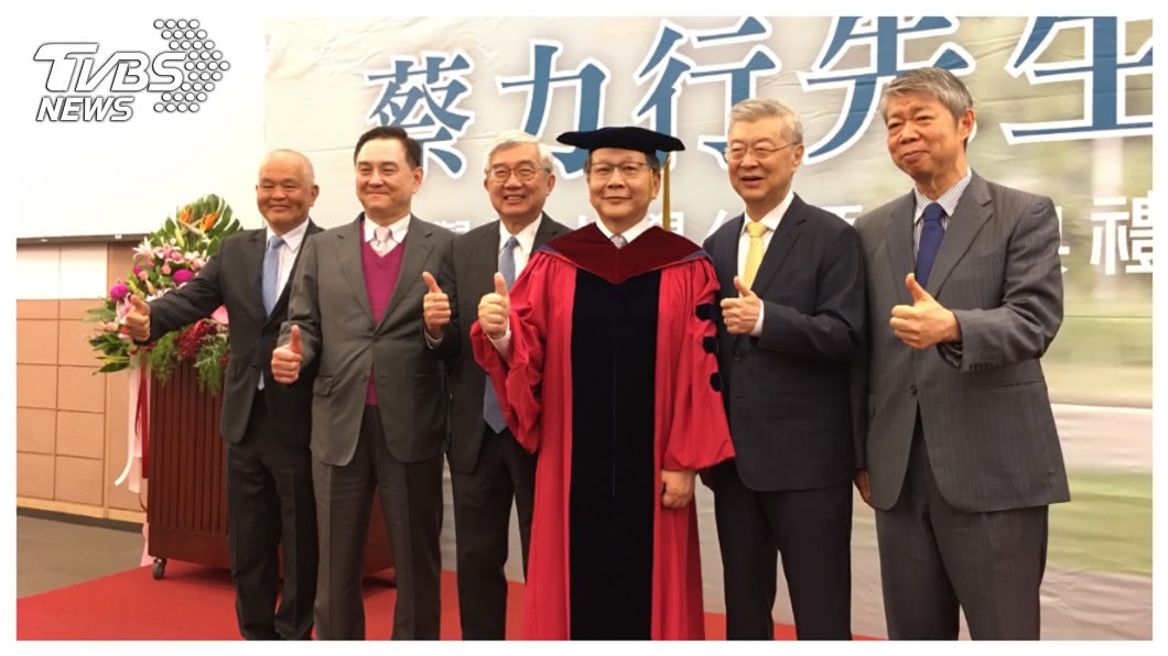 聯發科執行長蔡力行(右三)獲頒交大榮譽博士學位,與蔡力行有50多年友誼的摯友均前來祝賀,右一為TVBS董事長張孝威、右二為前行政院長陳冲、左二為鈺創科技董事長盧超群。 圖/TVBS