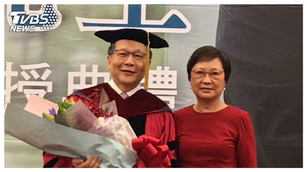聯發科執行長蔡力行(左)與夫人鄺沛泉(右)結褵數十載,夫妻鶼鰈深情,兩人育有二女,蔡力行在典禮上除再三感念夫人辛勞持家,更強調三歲的小孫女,是全家人快樂的泉源。 圖/TVBS