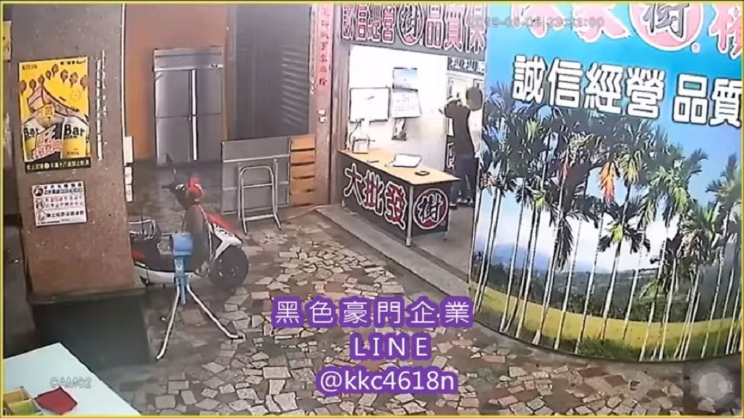 男子隨後對店內一名女店員一陣暴打。(圖/翻攝自黑色豪門企業臉書粉絲團)