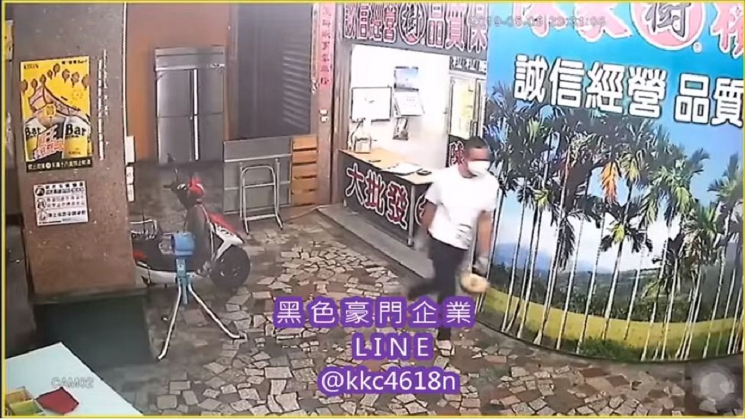 男子打完人之後氣沖沖地離開現場。(圖/翻攝自黑色豪門企業臉書粉絲團)