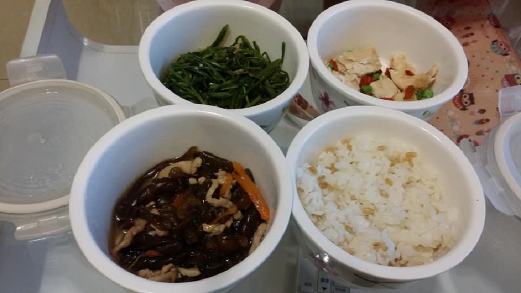 女網友抱怨自己的月子餐看起來真的很像自助餐。(圖/翻攝自爆怨公社)