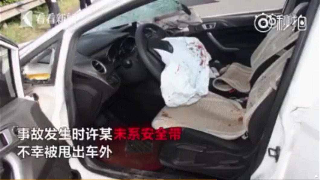 車內血跡斑斑。圖/翻攝湖北網警巡查執法微博