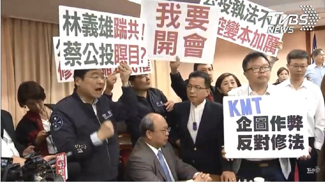 審查《公投法》修正法案,藍營發動抗議阻擋。(圖/TVBS)