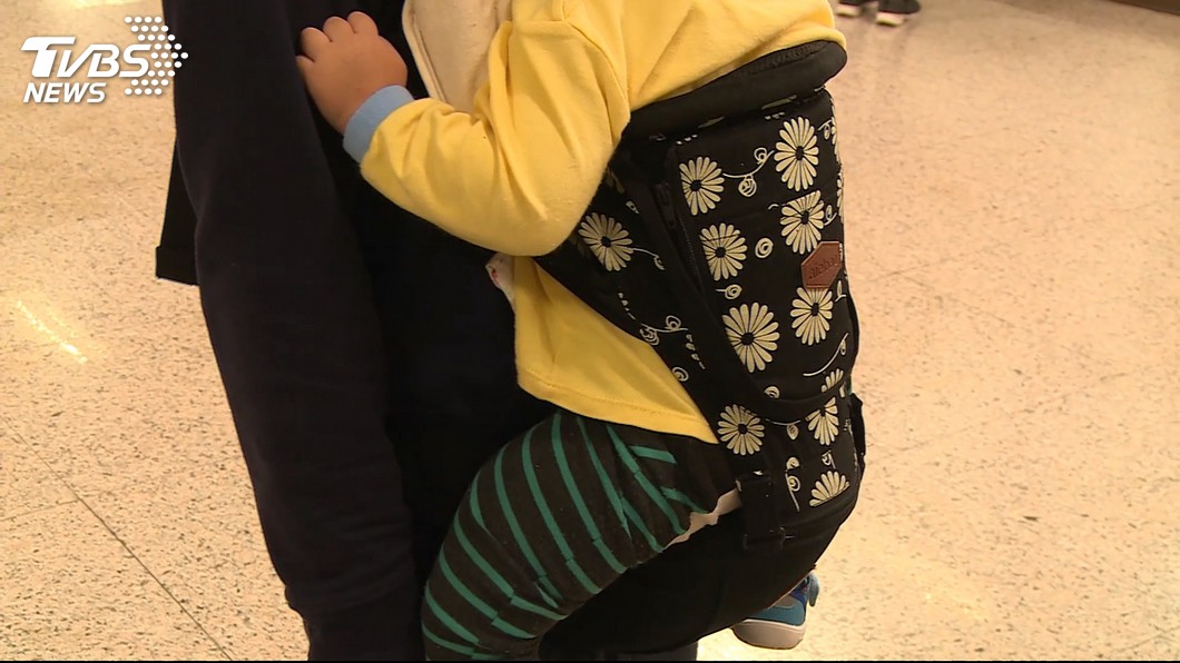 不少家長在帶小孩時，常常會使用背巾。(示意圖／TVBS) 母用背巾帶去檢查　3周大兒子抵達診所窒息亡