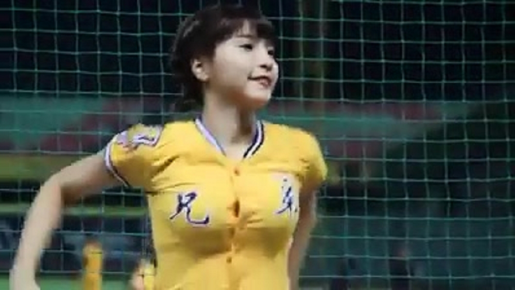 峮峮去年因為在球場一段應援的影片而人氣暴漲。(圖/翻攝自爆廢公社公開版臉書)