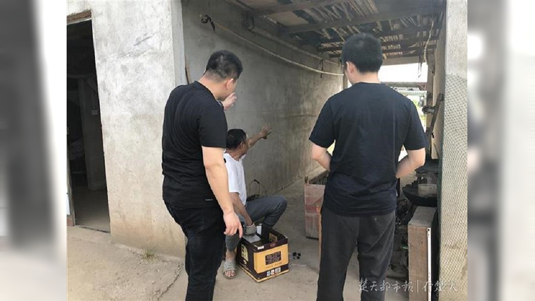 警方大規模搜索,便衣巡警詢問民眾老翁下落。圖/翻攝自楚天都市報