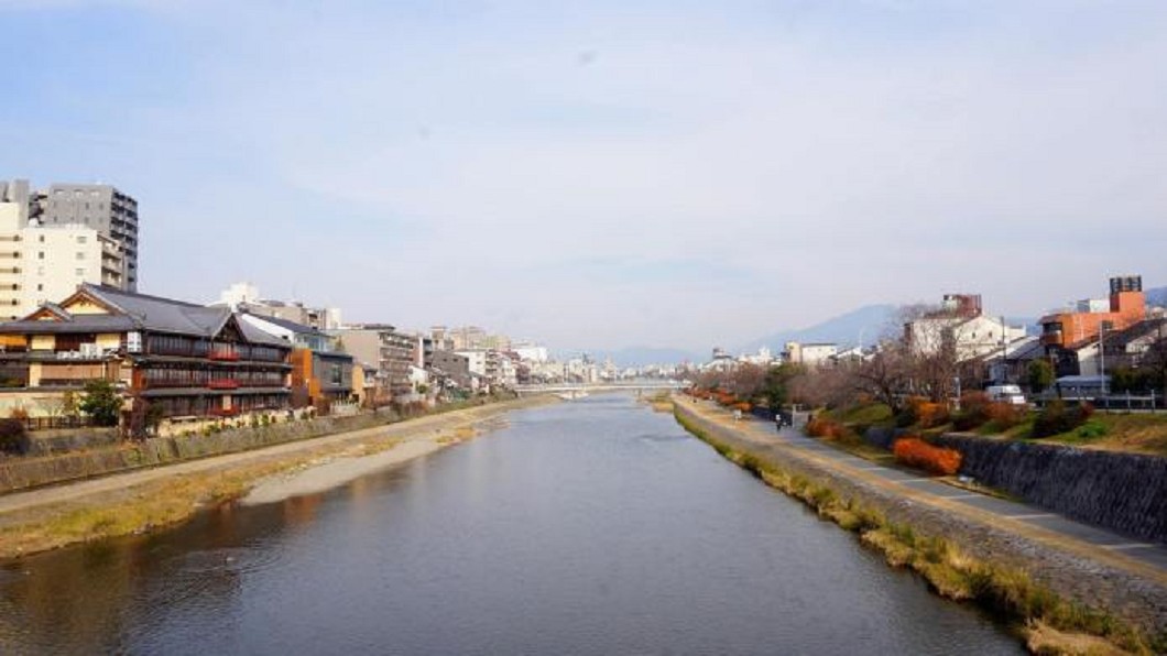 日本打卡景點-京都鴨川納涼床。(圖/Tripbaa趣吧!亞洲自由行專家)