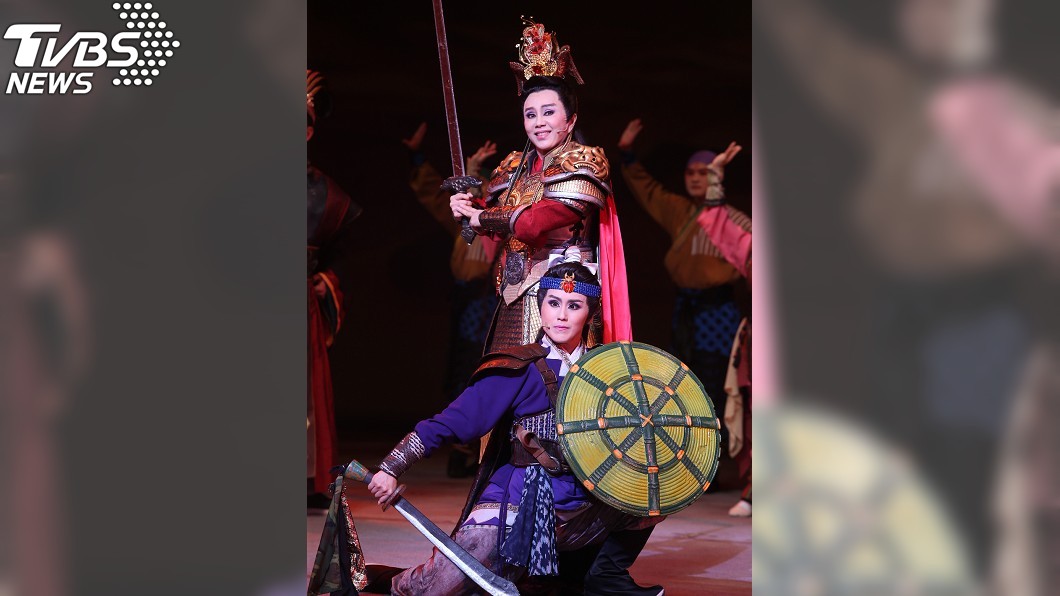 孫翠鳳和女兒陳昭賢為《龍城爭霸》彩排。(圖/中央社)