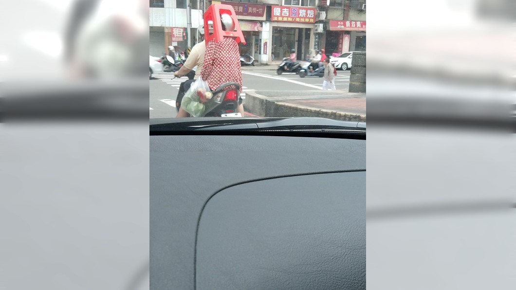 有民眾在基隆市的路上，看到一名後座的阿嬤，安全帽上竟然頂著一只塑膠椅。(圖／翻攝自臉書社團「基隆人大小事」)