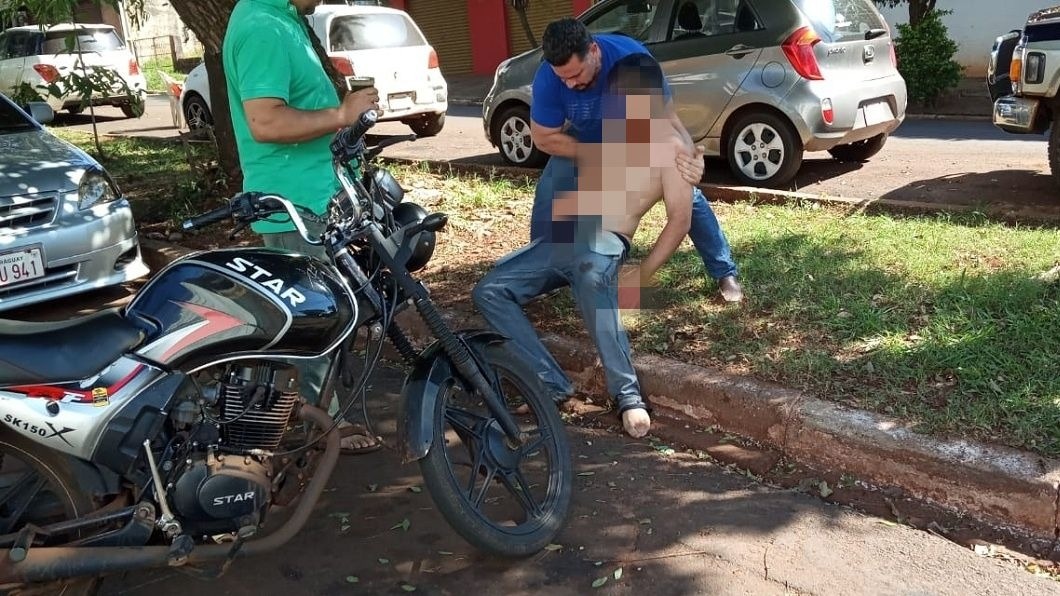 一名到巴拉圭念醫學院的巴西男子，日前突然在大街上自挖雙眼和撕扯睪丸，模樣十分駭人。(圖／翻攝自推特)