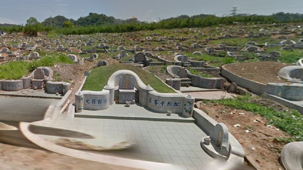 潭子公墓一名女子坐在阿嬤的墳頭上，被人發現時已經氣絕身亡。(圖／翻攝自Google Map)