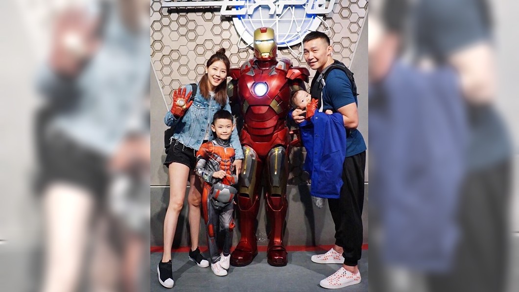 嚴立婷與家人去香港迪士尼遊玩。圖/翻攝自嚴立婷IG