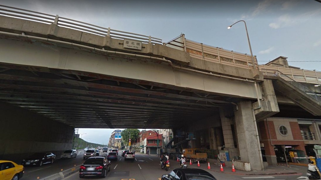 有男子在今日下午從台北橋跳下，之後再遭油罐車輾過當場身亡。(示意圖／翻攝自Google Map)