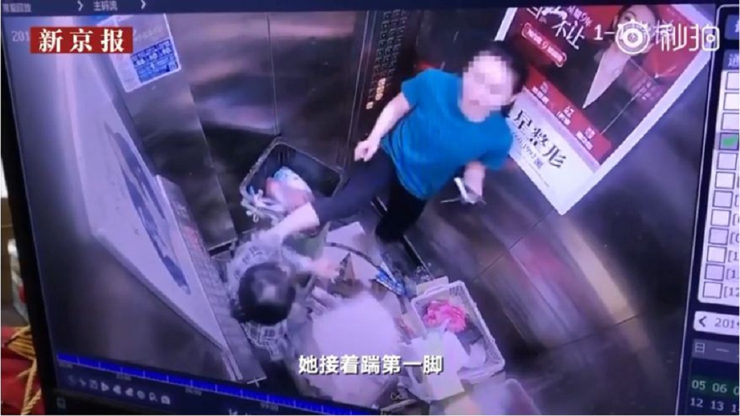 過程中女住戶竟對清潔員連踹3腳。(圖/翻攝自秒拍)