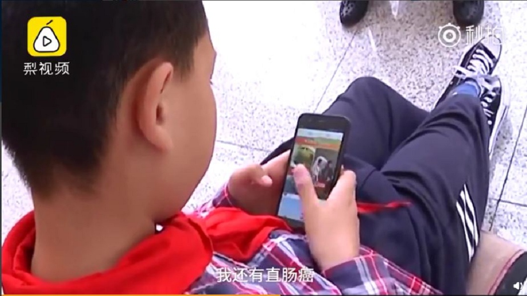 10歲兒一共打賞了23萬元,該名媽媽無奈地表示自己也有直腸癌。(圖/翻攝自梨視頻)