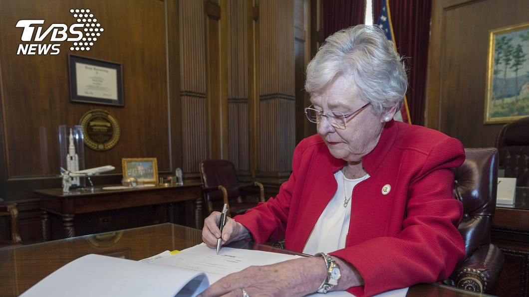 阿拉巴馬州長伊佛(Kay Ivey)昨(15)日簽署該法案。圖/達志影像美聯社