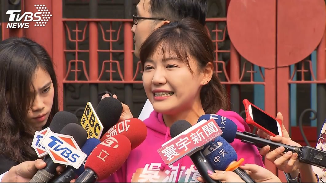 民進黨台北市議員吳沛憶在議會質詢時認為,萬華當地警方掃黃不力,執行任務時竟顧著滑手機,此話引發基層員警反彈。(圖/TVBS)