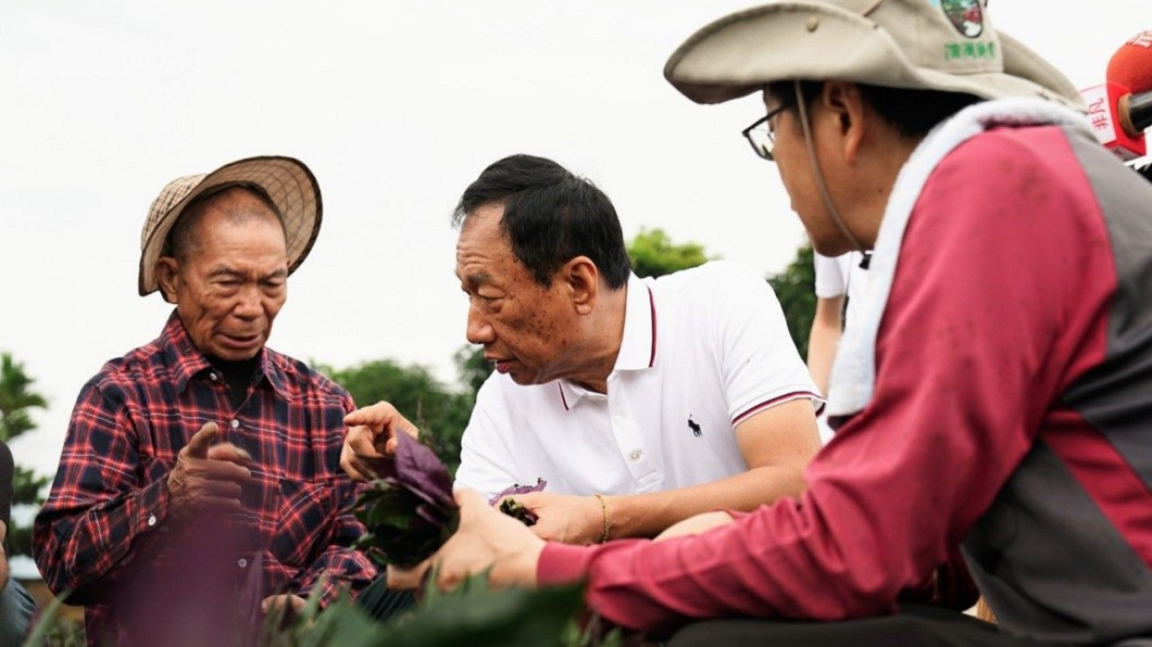 郭台銘今日到花蓮農地,向農民學習摘菜。圖/翻攝自 郭台銘 臉書
