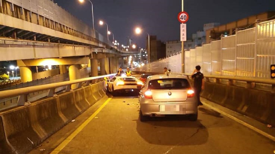 警方到場盡速排除事故障礙,恢復通車。圖/翻攝黑社會臉書