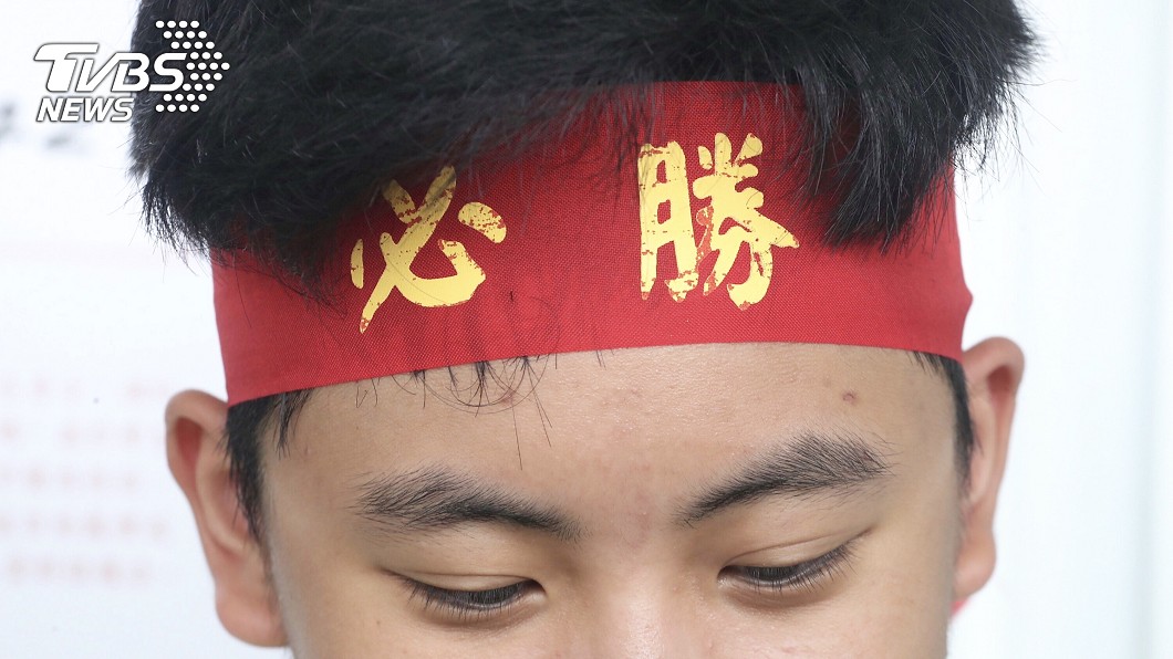 國中教育會考登場 考生綁必勝布條(圖/中央社)