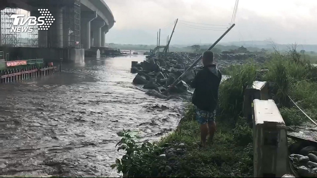 圖/TVBS 濁水溪水暴漲 名竹大橋12工人受困獲救