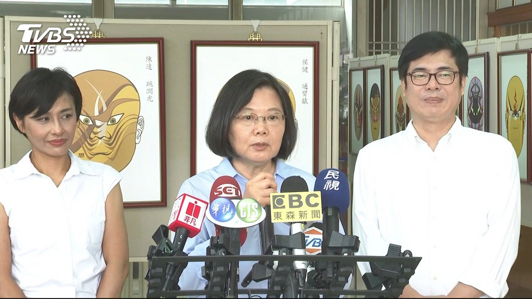 總統蔡英文(中)今日到高雄參拜,被問及北高市長近日發言。圖/TVBS