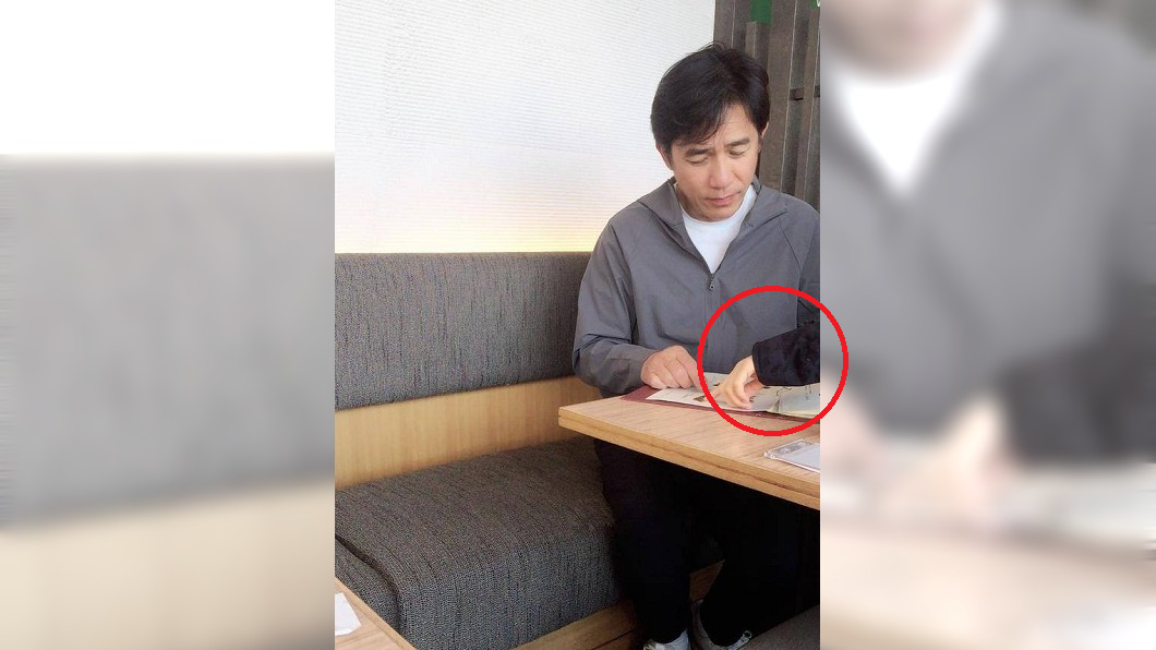 右邊伸出手的男子就是張學友。圖/翻攝自 微博
